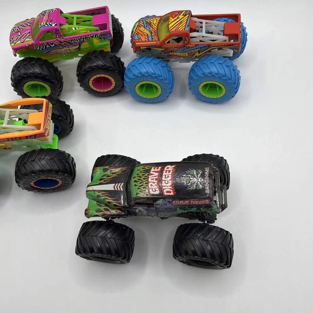 Hot Wheels Monster Trucks Lot‎ 4 Grave Digger Bone Shaker Diecast Cars
